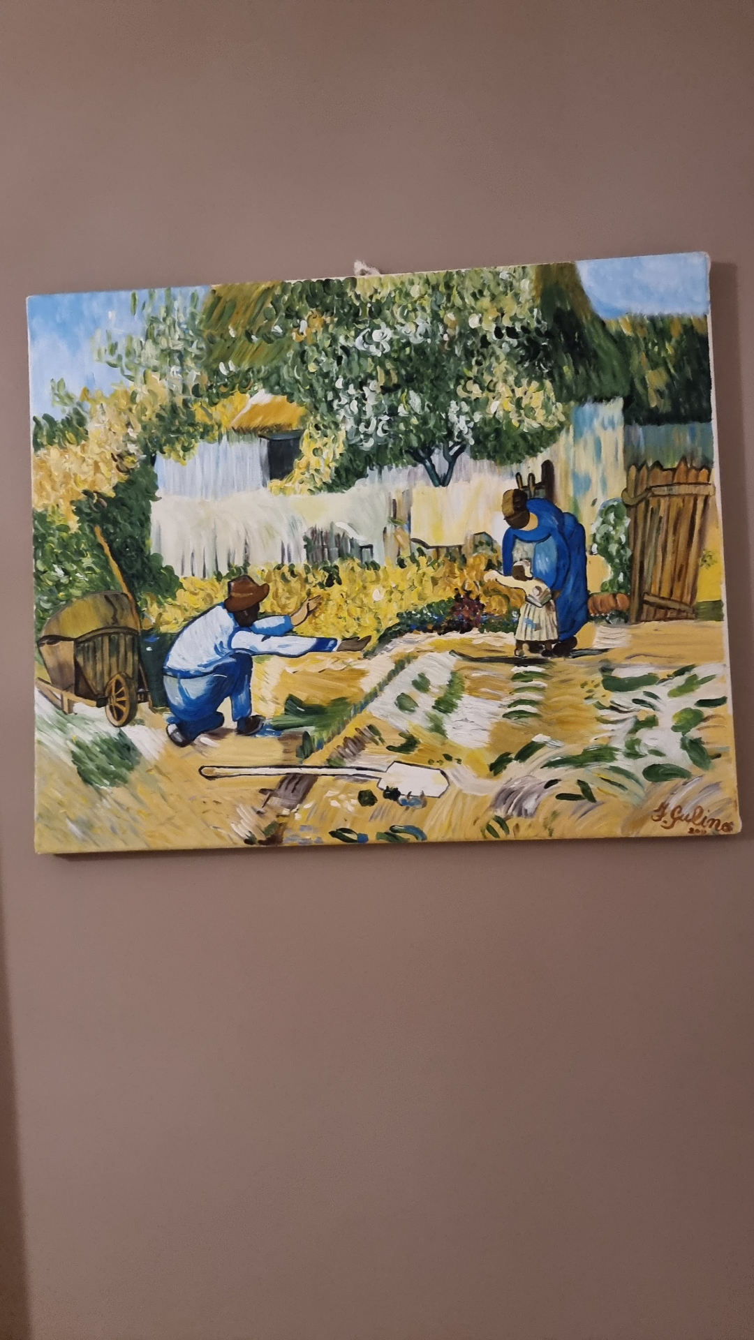 Opera d'arte esposta nel resort: scena campestre con figure in giardino in stile post-impressionista